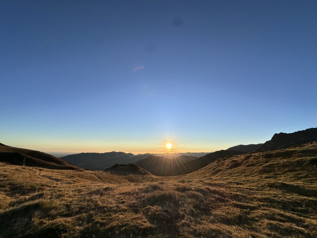 magnifique lever de soleil dans les montagnes des pyrénées