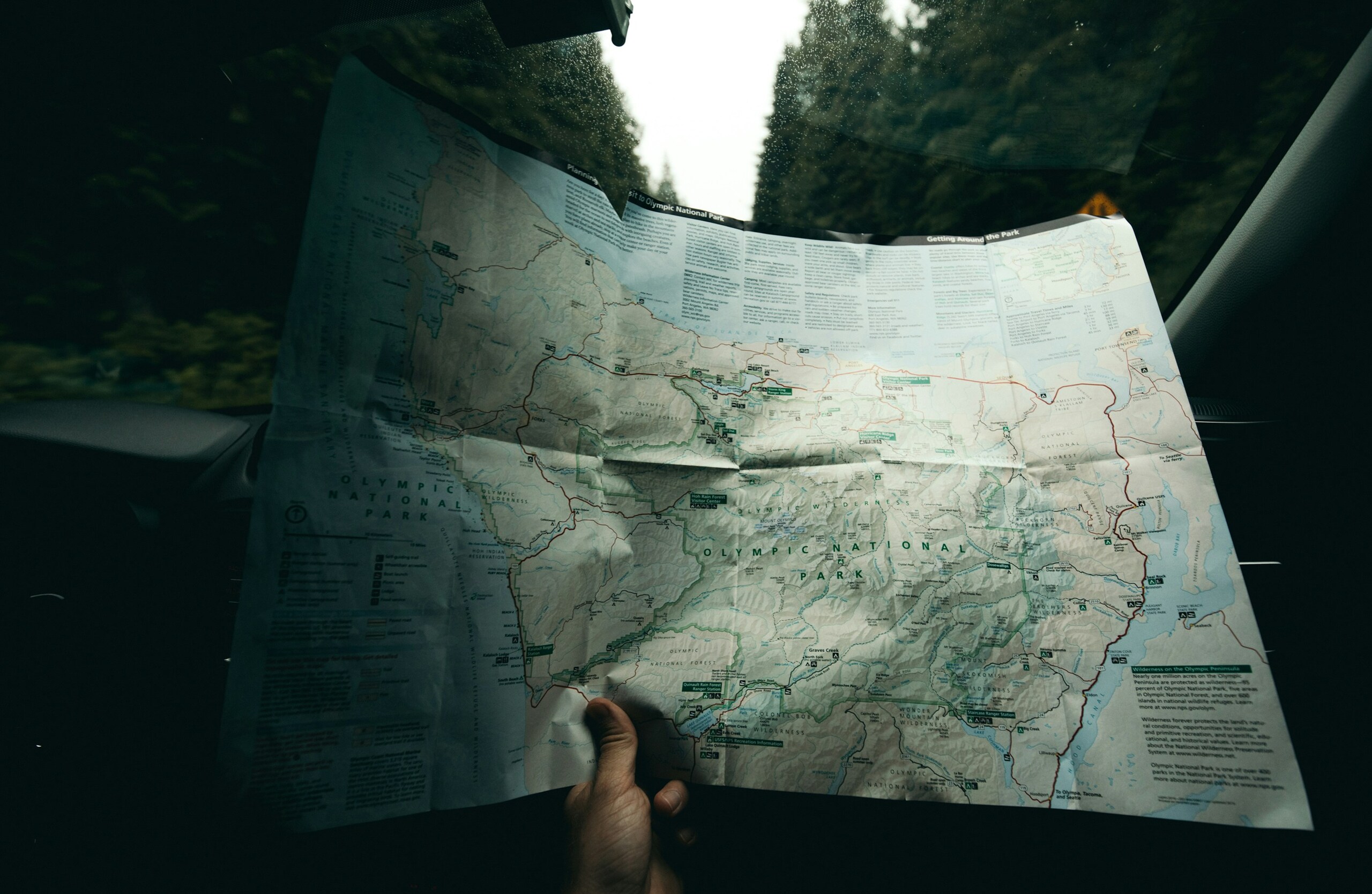 Carte papier pour lire un itinéraire en voiture